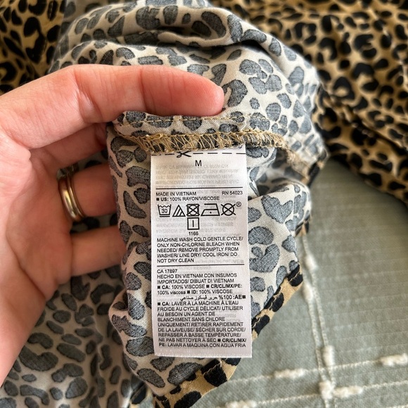 Old Navy Leopard print long sleeve blouse size M - Picture 3 of 5